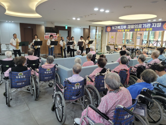 영주시 봉현면 주민자치프로그램에 참여한 섹스폰반 회원들이 한우들 앞에서 공연을 선보이고 있다. 영주시 제공