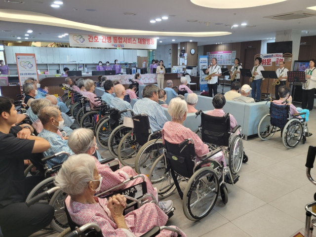 영주시 봉현면 주민자치프로그램에 참여한 섹스폰반 회원들이 한우들 앞에서 공연을 선보이고 있다. 영주시 제공