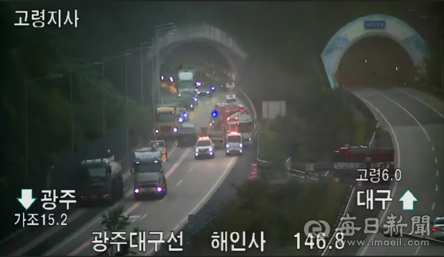 14일 오전 5시23분쯤 합천 광주대구고속도로 야로3터널 출구 인근에서 발생한 3중 추돌 사고 당시 CCTV 화면. 연합뉴스