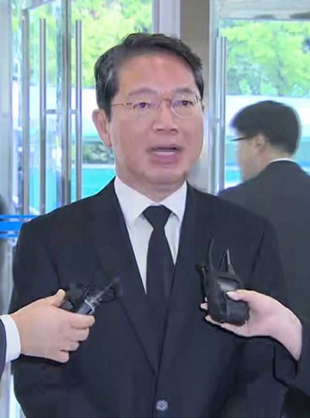 김승원 법무부 장관 후보자가 14일 서울 종로구 적선현대빌딩에 마련된 인사청문회 준비 사무실로 출근하며 취재진의 질문에 답하고 있다. 연합뉴스