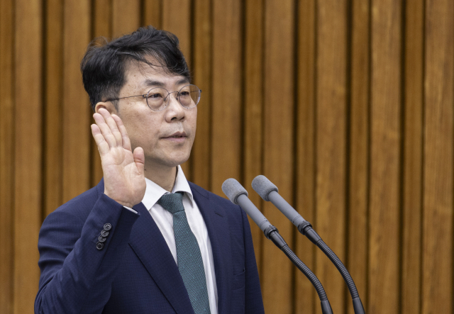 김성수 대법관 후보자가 14일 국회에서 열린 대법관(김성수) 임명 동의에 관한 인사청문특별위원회 청문회에 출석해 선서하고 있다. 연합뉴스