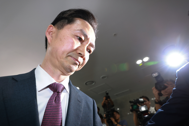 중대범죄수사청장 후보로 지명된 김지용 변호사가 지난 8일 인사청문회 준비 사무실이 마련된 서울 종로구 정부서울청사 창성동 별관에서 취재진과의 질의응답을 마친 뒤 사무실로 향하고 있다. 연합뉴스
