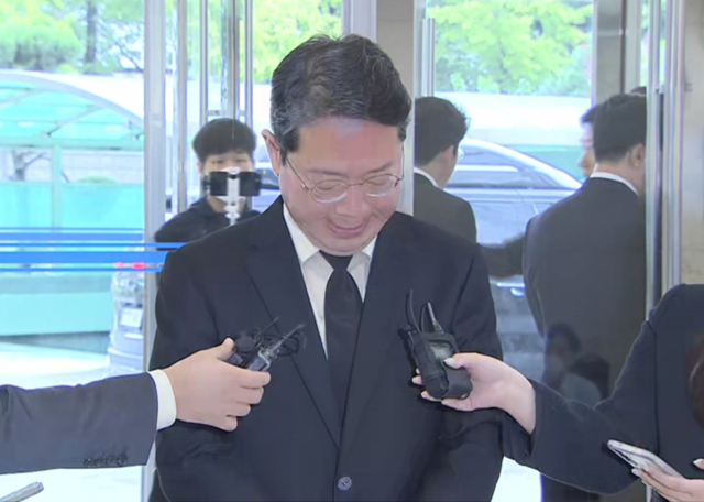 김승원 법무부 장관 후보자가 14일 서울 종로구 적선현대빌딩에 마련된 인사청문회 준비 사무실로 출근하고 있다. 연합뉴스