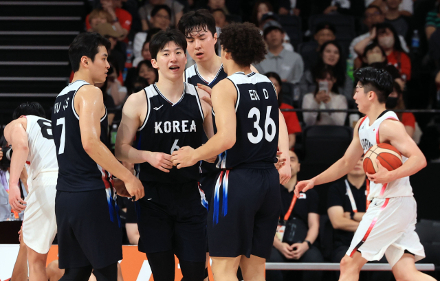 13일 일본 나고야 아이치 인터내셔널 아레나에서 열린 2026 아이치·나고야 아시안게임 남자 농구 예선 대한민국 대 일본 경기. 한국 이정현이 드라이브 인 후 앤드원을 성공한 뒤 동료들의 격려를 받고 있다. 연합뉴스