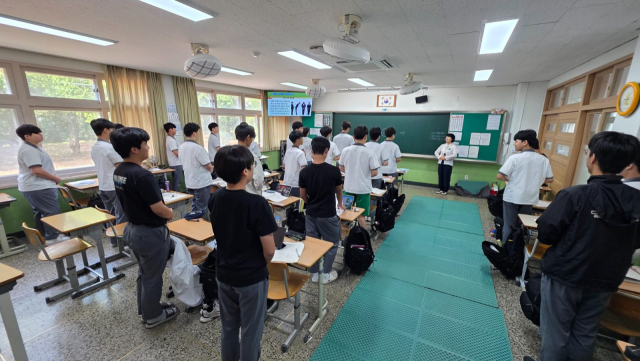 대구 대륜고는 단순한 지식 교육을 넘어 AI 시대에 걸맞은 인재를 양성하기 위한 학교 차원의 노력을 이어가고 있다. 학생들이 선비정신으로 배우는 인성역량 함양 프로그램에 참여하고 있다. 대륜고 제공