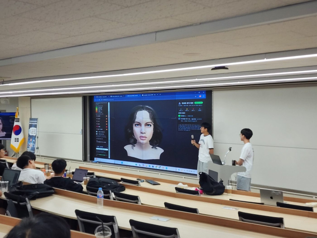 대구 대륜고는 단순한 지식 교육을 넘어 AI 시대에 걸맞은 인재를 양성하기 위한 학교 차원의 노력을 이어가고 있다. 학생들이 AI 기반 생명공학 문제 해결 활동을 발표하고 있다. 대륜고 제공