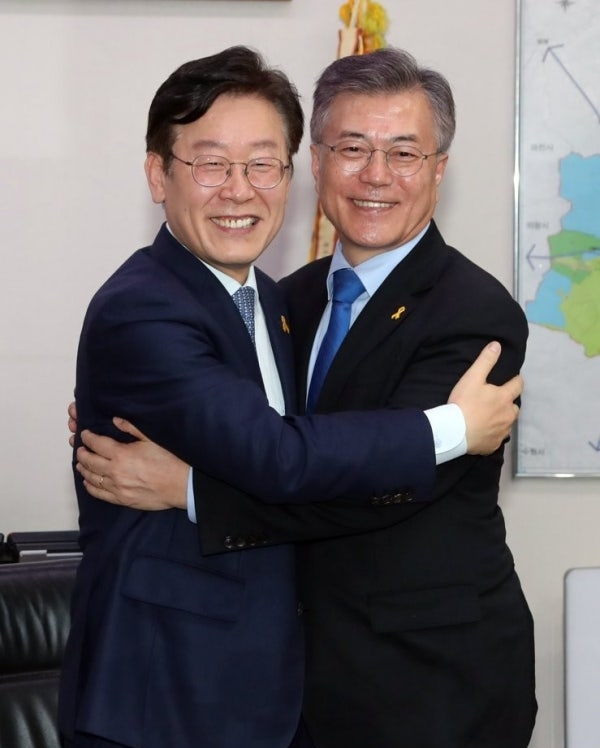 약 10년 전이었던 2017년 4월 7일 당시 이재명 경기 성남시장과 문재인 더불어민주당 대선 후보. 두 사람은 민주당 대선 경선을 소화했다. 연합뉴스
