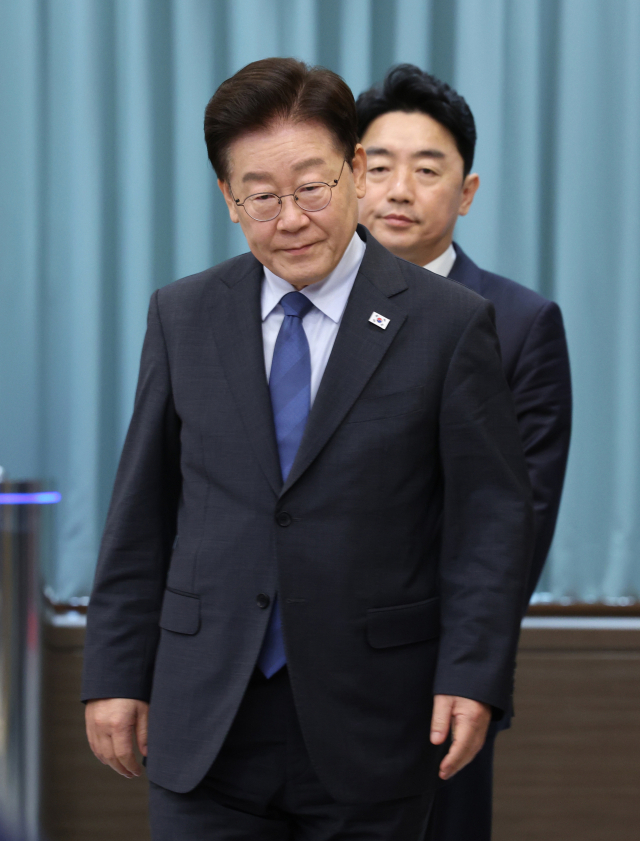 이재명 대통령이 11일 청와대에서 수석보좌관회의에 입장하고 있다. 연합뉴스