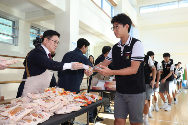 권순기 교육감이 창원 창신중 찾아 직접 아침간편식 배식을 하고 있다. 경남도교육청 제공