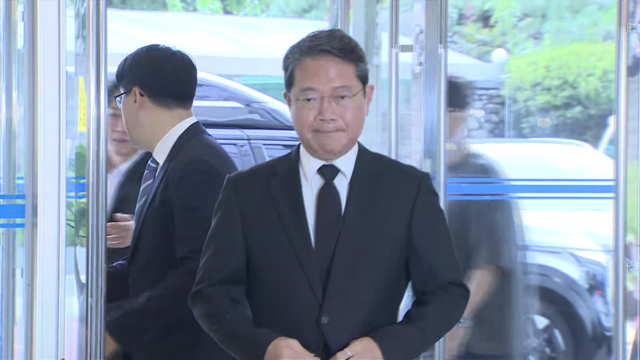 김승원 법무부 장관 후보자가 14일 서울 종로구 적선현대빌딩에 마련된 인사청문회 준비 사무실로 출근하고 있다. 연합뉴스
