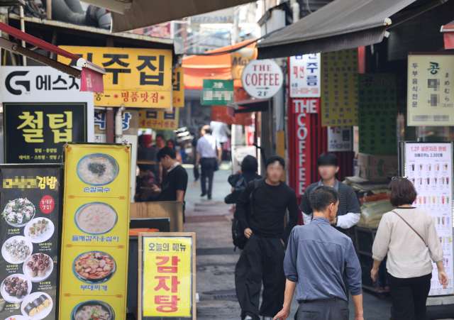 국세통계포털 자료에 따르면 지난 7월 전국 한식음식점 사업자는 40만3천299명으로 지난 해 7월보다 6001명(1.47%) 줄었다. 외식 업계는 업주들의 고령화와 원재료비 부담 등을 한식음식점이 줄어든 원인으로 꼽았다. 사진은 11일 서울의 한 먹자골목의 모습. 연합뉴스