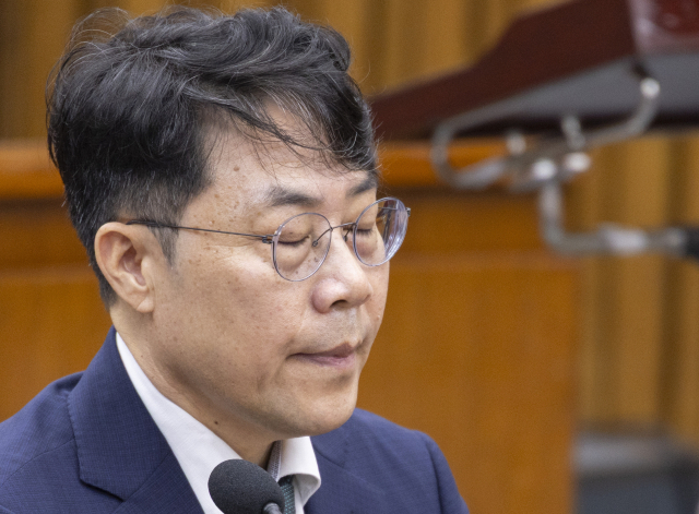 김성수 대법과 후보자가 14일 국회에서 열린 대법관(김성수) 임명 동의에 관한 인사청문특별위원회 청문회에 출석해 여야 청문위원들의 김 후보자 전셋집 의혹과 관련한 자료 제공과 증인 출석을 놓고 격돌하는 모습을 지켜보다 눈을 감고 있다. 연합뉴스