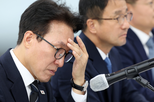더불어민주당 김민석 대표가 14일 강원 춘천시 더불어민주당 강원도당에서 열린 강원 최고위원회의에서 이마를 만지고 있다. 연합뉴스