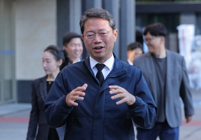 김승원 법무부 장관 후보자가 인사청문회를 하루 앞둔 14일 서울 종로구 적선현대빌딩에 마련된 청문회 준비 사무실에서 외출하고 있다. 연합뉴스