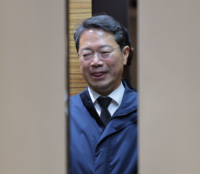김승원 법무부 장관 후보자가 인사청문회를 하루 앞둔 14일 서울 종로구 적선현대빌딩에 마련된 청문회 준비 사무실로 들어가고 있다. 연합뉴스
