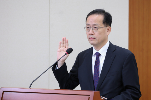 이형일 부총리 겸 재정경제부 장관 후보자가 15일 국회에서 열린 인사청문회에서 선서하고 있다. 연합뉴스