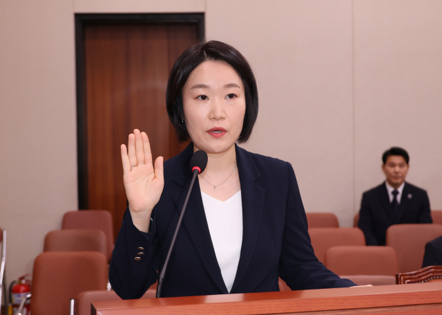이소영 중소벤처기업부 장관 후보자가 15일 국회 산업통상자원중소벤처기업위원회에서 열린 인사청문회에서 선서하고 있다. 연합뉴스