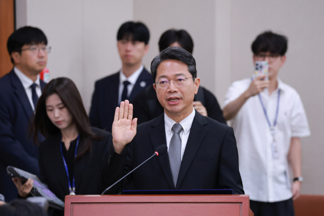 김승원 법무부 장관 후보자가 15일 국회에서 열린 인사청문회에서 선서하고 있다. 연합뉴스
