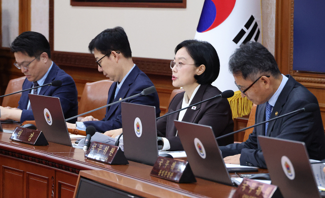 한성숙 국무총리가 15일 서울 종로구 정부서울청사에서 열린 국무회의에서 발언하고 있다. 연합뉴스