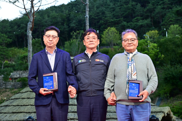청송군은 지난 12일 제3회 청송백자축제 행사장에서 지난해 산불피해 당시 성금을 기탁하는 등 나눔을 실천한 기부자들을 초청해 
