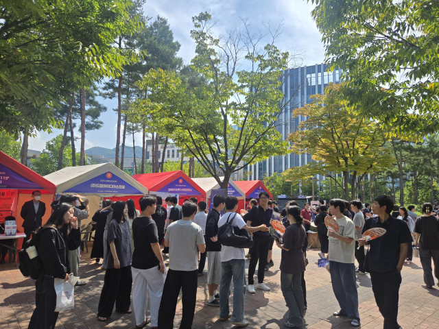 15일 오후 찾은 수성알파시티. 이날부터 이틀간 수성알파시티데이즈 행사가 열리면서 곳곳에는 직장인부터 청년 등 시민들이 가득했다. 사진은 수성알파시티 입주기업 직원들이 경품 행사에 참여하는 모습. 임재환 기자