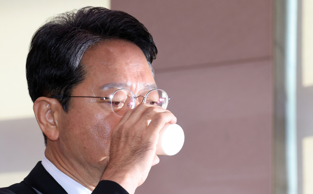 김승원 법무부 장관 후보자가 15일 국회 법제사법위원회에서 열린 인사청문회에서 가족 관련 질문에 답변을 마친 뒤 물을 마시고 있다. 연합뉴스