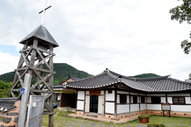 한옥과 서양식 교회 양식이 조화를 이루는 금산교회.