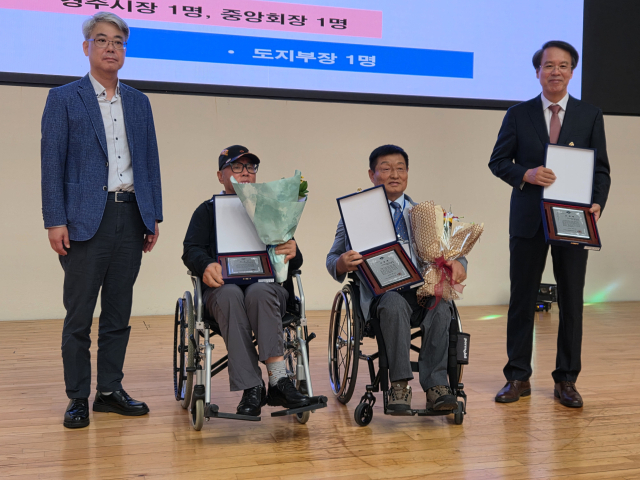 15일 경주에서 열린 제13회 세상보기 장애인사랑 나라사랑 행사에서 경북도지사 표창패를 받은 유공자들. 사진 오른쪽부터 장성표 동일교회 목사,최태홍 김천지회장,김일수 상주지회 부회장 순. 김진만 기자
