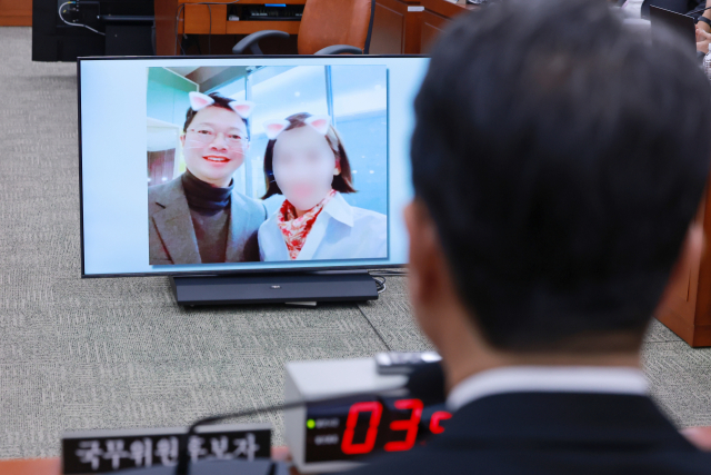 김승원 법무부 장관 후보자가 15일 국회 법제사법위원회에서 열린 인사청문회에서 국민의힘 김태규 의원 질문을 들으며 김 의원이 준비한 자료를 보고 있다. 연합뉴스