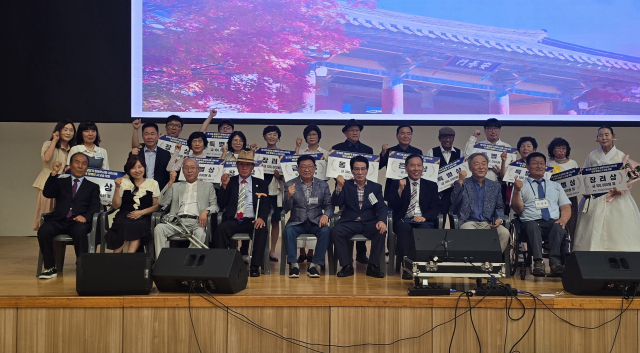 제1회 전국 장애인 시 낭송대회 수상자들과 가 한국농업촌장애인협회 경상북도지부 관계자들이 기념촬영을 하고 있다. 지부 제공
