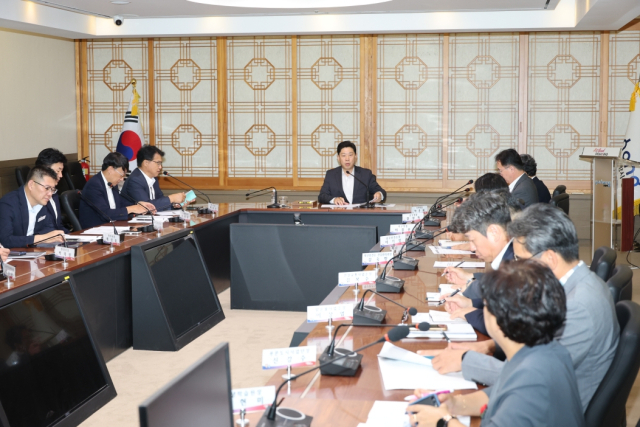 지난 14일 포항시청 중회의실에서 박용선 포항시장 주재로 현안점검 간부회의가 열리고 있다. 포항시 제공.