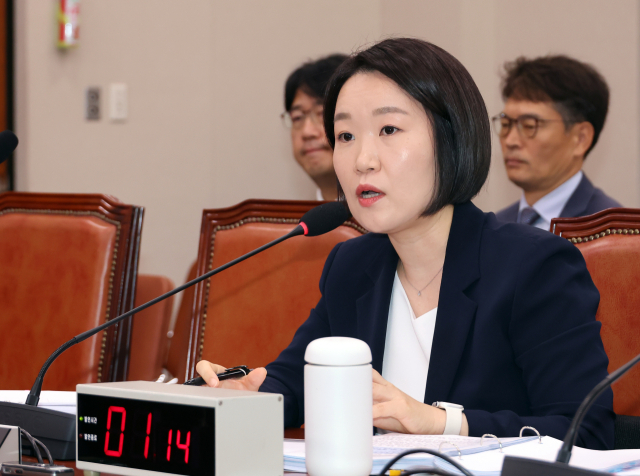 이소영 중소벤처기업부 장관 후보자가 15일 국회 산업통상자원중소벤처기업위원회에서 열린 인사청문회에서 의원들의 질문에 답하고 있다. 연합뉴스