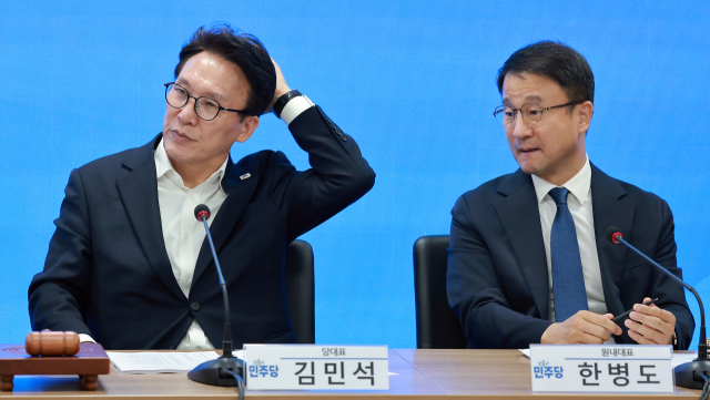더불어민주당 김민석 대표가 15일 서울 영등포구 여의도 민주당 중앙당사에서 열린 제1차 시·도당위원장 연석회의에 참석해 머리를 만지고 있다. 오른쪽은 한병도 원내대표. 연합뉴스