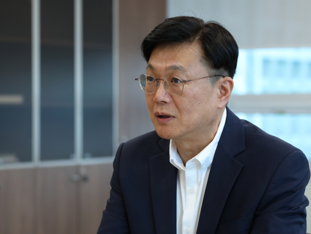 문홍성 대구정책연구원장이 00일 대구정책연구원에서 매일신문과 인터뷰를 하고 있다. 지난 1일 취임한 문 원장은 기획재정부와 대통령실, 국제통화기금(IMF), ㈜두산 등을 거친 경제·재정정책 전문가다. 김영진 기자 kyjmaeil@imaeil.com
