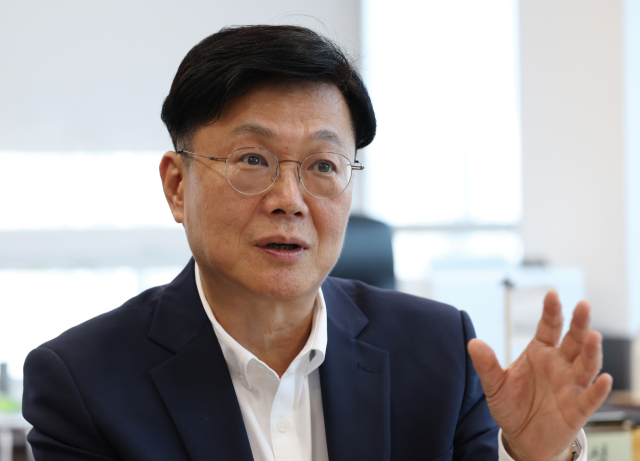 문홍성 대구정책연구원장이 00일 대구정책연구원에서 매일신문과 인터뷰를 하고 있다. 지난 1일 취임한 문 원장은 기획재정부와 대통령실, 국제통화기금(IMF), ㈜두산 등을 거친 경제·재정정책 전문가다. 김영진 기자 kyjmaeil@imaeil.com