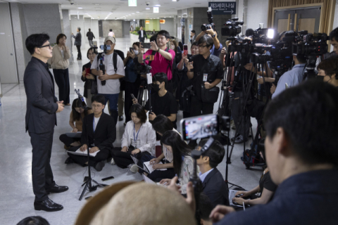 브로커 양씨, 신변보호 받으며 첫 공개석상…취재진 질문에 침묵