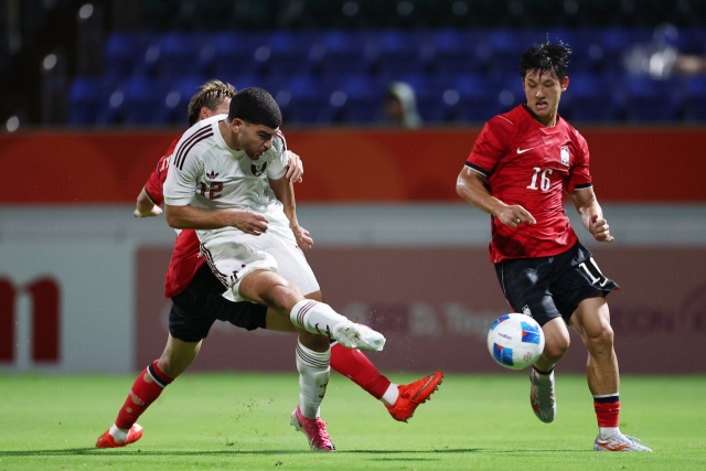 15일 일본 나고야 미즈호 공원 럭비경기장에서 열린 2026 아이치·나고야 아시안게임 남자 축구 D조 1차전 대한민국 대 카타르의 경기. 카타르 미르완 하산이 골을 넣고 있다. 연합뉴스