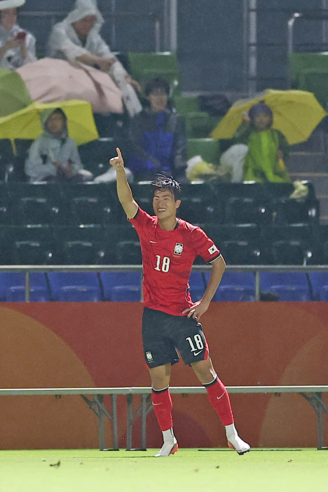 15일 일본 나고야 미즈호 공원 럭비경기장에서 열린 2026 아이치·나고야 아시안게임 남자 축구 D조 1차전 대한민국 대 카타르의 경기. 한국 김명준이 네 번째 골을 넣은 뒤 자축하고 있다. 연합뉴스