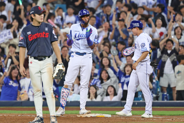 삼성 라이온즈의 르윈 디아즈가 15일 대구에서 열린 롯데 자이언츠와의 경기 8회말 역전 2타점 적시타를 때린 뒤 기뻐하고 있다. 삼성 제공