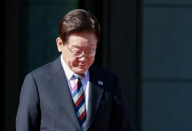 이재명 대통령이 15일 청와대에서 국빈 방한한 카심-조마르트 토카예프 카자흐스탄 대통령을 기다리고 있다. 연합뉴스