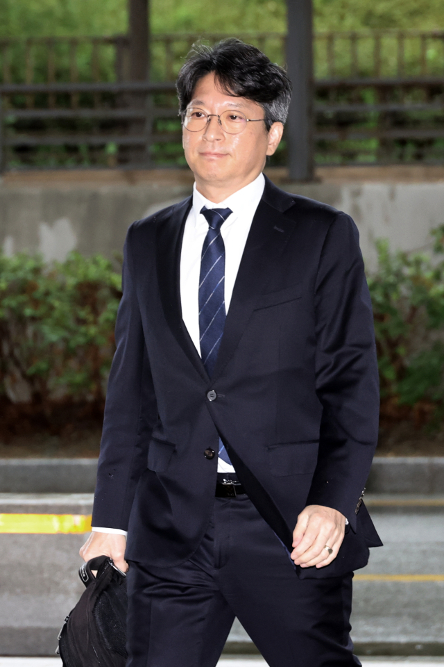 홍지선 국토교통부 장관 후보자가 31일 세종시 정부세종청사로 출근하고 있다. 연합뉴스