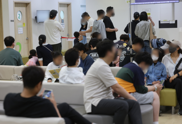 독감이 유행 중인 13일 서울 성북구의 한 소아청소년과 전문병원이 환자와 보호자로 붐비고 있다. 연합뉴스