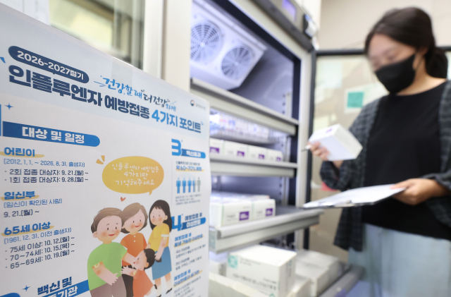 인플루엔자(독감)가 예년보다 이르게 유행하고 있는 14일 경기도 수원시 팔달구보건소에서 관계자가 보관 중인 독감 백신을 점검하고 있다. 올해 독감 예방접종은 오는 21일부터 연령·대상별로 순차 시작된다. 연합뉴스