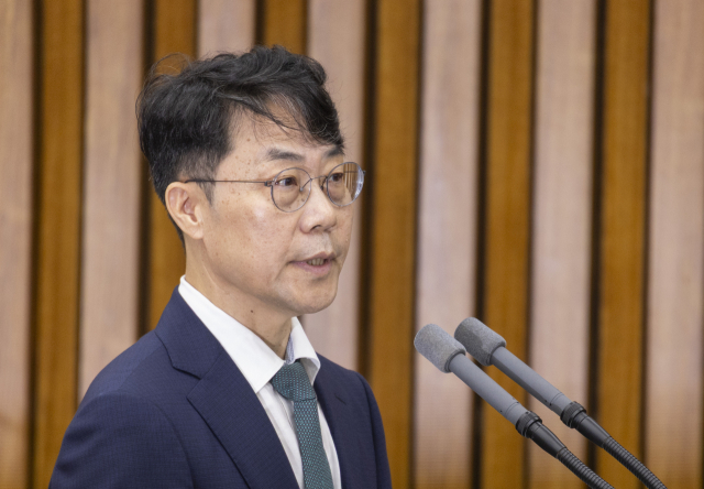 김성수 대법과 후보자가 14일 국회에서 열린 대법관(김성수) 임명 동의에 관한 인사청문특별위원회 청문회에 출석해 선서를 마친 뒤 인사말을 하고 있다. 연합뉴스