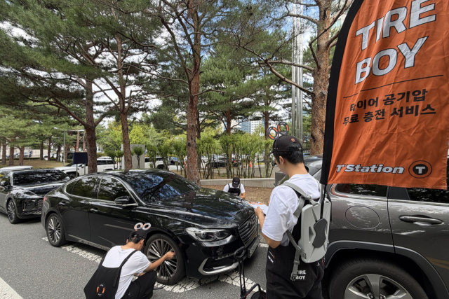 9일 대전 서구 대전시청사 주차장에서 한국타이어앤테크놀로지 전문 인력이 시민들의 차량 타이어를 무상으로 점검하고 있다. 한국타이어 직원들은 추석 연휴를 앞두고 민원인과 시청 직원 등의 차량을 대상으로 타이어 공기압과 마모·손상 상태 등을 살폈다고 대전시가 전했다. 연합뉴스