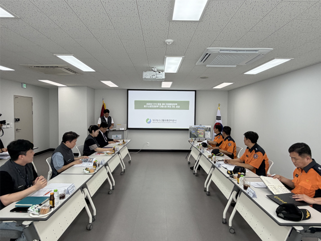 대구농수산물유통관리공사와 대구소방안전본부, 대구강북소방서 관계자들이 지난 15일 대구농수산물도매시장에서 추석 명절 대비 화재예방대책을 논의하고 있다. 대구농수산물유통관리공사 제공