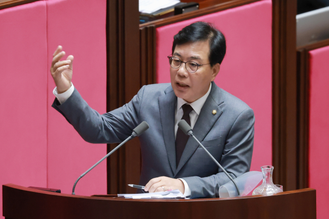 국민의힘 송언석 의원이 지난 9월 11일 국회에서 열린 정기국회 제7차 본회의 경제 분야 대정부질문에서 한성숙 국무총리에게 질문하고 있다. 연합뉴스