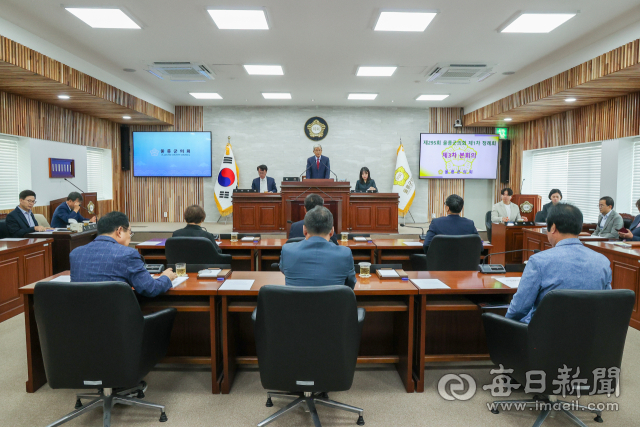 울릉군의회가 지난 15일 제3차 본회의를 열고 의원 발의 조례안 처리했다. 울릉군의회 제공