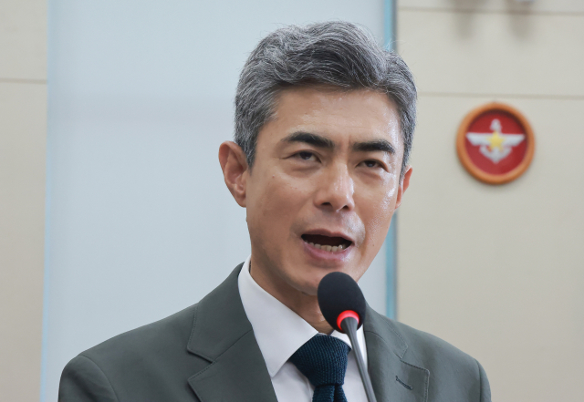강신철 국방부 장관 후보자가 16일 국회 국방위원회에서 열린 인사청문회에 인사말을 하고 있다. 연합뉴스