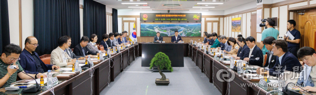 합천군은 15일 군청 2층 소회의실에서 김윤철 군수와 김용욱 합천축협조합장 등이 참석한 가운데 제4회 합천황토한우축제 추진계획 보고회를 열었다. 합천군 제공